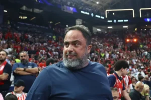 Χαμός πριν τον τελικό της Euroleague στο ΟΑΚΑ – Πιάστηκαν στα χέρια Μαρινάκης και Δημητριάδης (vids)