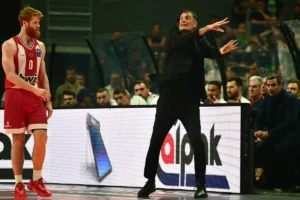Στο ίδιο έργο θεατές: Διετή αποκλεισμό του Γιαννακόπουλου ζητάει ο Ολυμπιακός – Απαντάει με βίντεο του Μπαρτζώκα ο Παναθηναϊκός