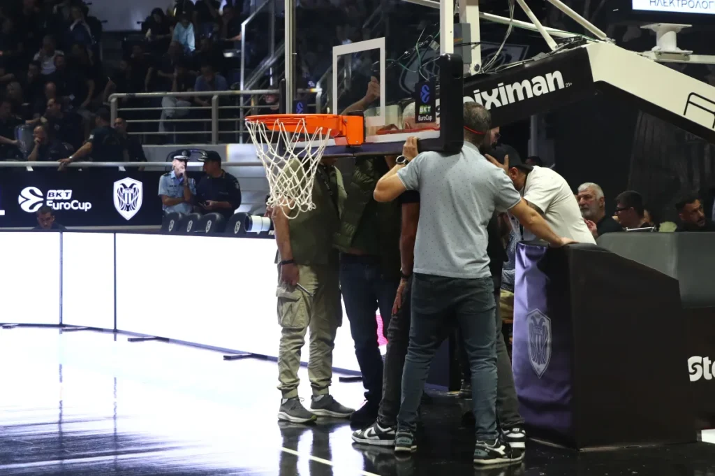 Ο Γκρέι κάρφωσε τόσο δυνατά που χάλασε τη μπασκέτα - Διακοπή στο ματς (video)