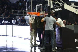 Ο Γκρέι κάρφωσε τόσο δυνατά που χάλασε τη μπασκέτα – Διακοπή στο ματς (video)