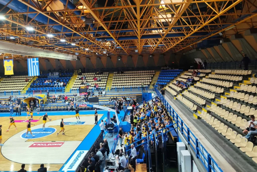 Ολυμπιακός-ΑΕΚ: Η εικόνα στο κλειστό του Περιστερίου πριν το τζάμπολ (video)