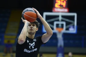 Ολυμπιακός – ΠΑΟΚ: Μέσα ο Μπαζίνας για τον τελικό του Super Cup – Η δωδεκάδα του Τρινκιέρι