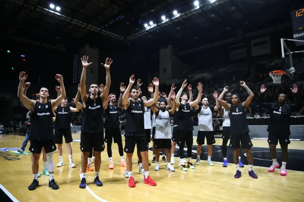 Η ασπρόμαυρη παράνοια στο PAOK Sports Arena πριν από τον Παναθηναϊκό - Το βίντεο της ανοιχτής προπόνησης!