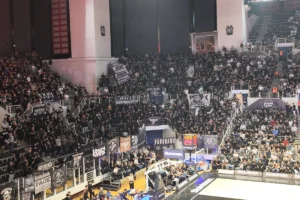 Συνθήματα κατά της Τσαρούχα στο Παλατάκι (video)