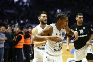 Ταϊρί και Φίλλιος στο Παλατάκι - Βλέπουν τη μάχη των γυναικών με τον Ολυμπιακό! (video)