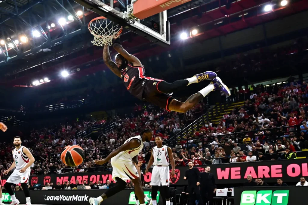 EuroLeague: Συνέχισε στις νίκες ο Ολυμπιακός, ανώμαλη προσγείωση για τον Παναθηναϊκό